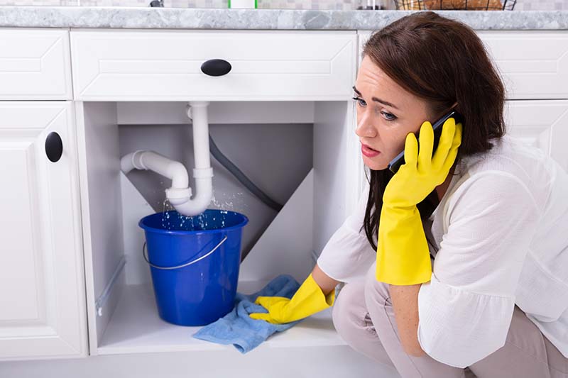 Should You Do It Yourself or Call a Plumbing Service?